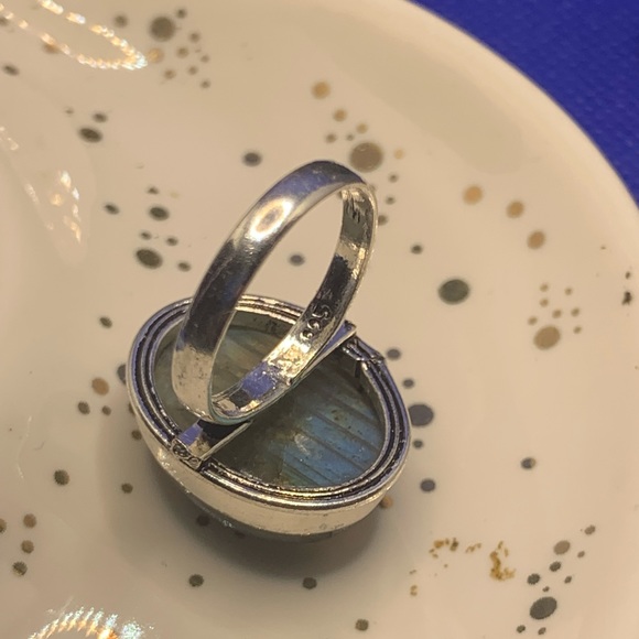 Flashy Striped Labradorite Oval Ring. .925 Sterling Plated. Size 6.5 - Picture 8 of 12